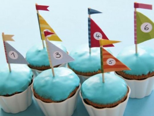 Thermomix Muffins im Segelboot Style mit Fahnen zum free Download, ausdrucken und selber basteln. Super für einen Kindergeburtstag mit Fisch- oder Meerjungfrauen Motto. https://www.meinesvenja.de/wp/2011/08/10/segelboot-muffins/