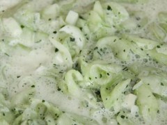Gurkensalat wie bei Oma mit Kondensmilchdressing. Super auch für Kinder - die mögen den alle. Das Dressing kann man auch gut im Thermomix machen. Das komplette Gurkensalat Rezept findest Du hier: https://www.meinesvenja.de/wp/2011/10/14/gurkensalat-der-suechtig-macht/