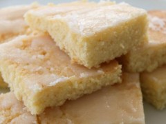 Thermomix Zitronenkuchen vom Blech. Bleibt locker 3 Tage frisch (echt wahr - und saftig bleibt er auch) und ist der perfekte Blechkuchen für Parties, speziell Kindergeburtstage. Ein schnelles Thermomix Rezept - Du findest es komplett mit Anleitung und Tipps auf https://www.meinesvenja.de/wp/2011/10/19/zitronenkuchen-vom-blech/