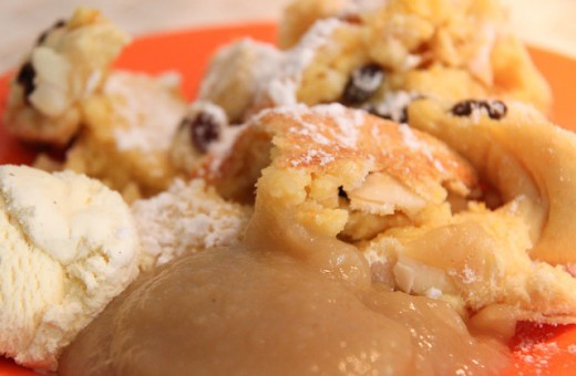 Kaiserschmarrn Rezept nach dem Original Sansibar Rezept - stressfrei aus dem Backofen. Das komplette Thermomix Rezept Schritt für Schritt erklärt findet ihr auf meinem Blog: https://www.meinesvenja.de/wp/2012/10/09/kaiserschmarrn-la-sansibar-im-thermomix/