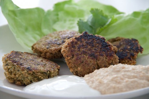 Wie mache ich Falafel? Mit Kichererbsen, im Thermomix und vor allem: nach diesem Rezept. Das schmeckt nämlich - am besten mit Hummus. Das Thermomix Rezept gibt es in voller Länge und samt allen Tipps auf meinem Blog_ https://www.meinesvenja.de/wp/2013/01/23/falafel-rezept/