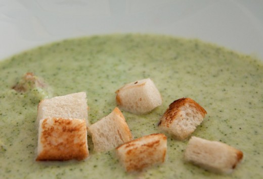 Thermomix Broccolicremesuppe. Eine Suppe für Erwachsene und Kinder - im handumdrehen gemacht und schön cemig. Coutons dazu sind superlecker. Das komplette Thermomix Rezept findet ihr auf https://www.meinesvenja.de/wp/2013/03/15/thermomix-die-broccolicremesuppe/