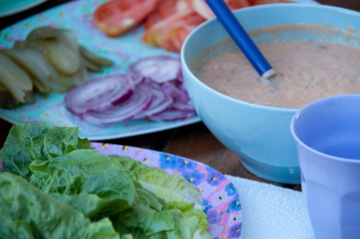 Vegane Burger - mit Cocktailsauce undundund - alles komplette Thermomix Rezepte. So könnt ihr die Burgerparty mit Freunden easypeasy vorbereiten: https://www.meinesvenja.de/wp/2013/09/18/vegane-rezepte-burger-mit-cocktailsauce/