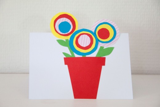 Muttertagskarte und Blumenstrauß in einem - und ihr braucht dafür nur ein bisschen buntes Papier. Mehr Ideen auf https://www.meinesvenja.de/wp/2014/05/04/muttertagskarte-basteln/