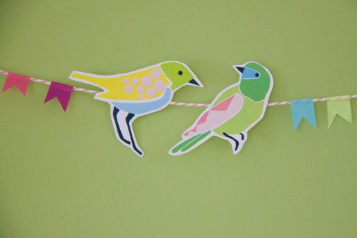 Basteln mit Papier - die kunterbunten Vögel für die Girlande könnt ihr ausdrucken. Free bird template for bird garland. Den Bastelbogen gibt es auf https://www.meinesvenja.de/wp/2015/03/31/basteln-fruehling/