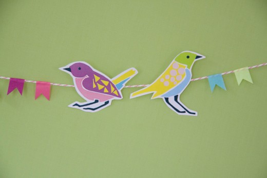 Basteln mit Papier - die kunterbunten Vögel für die Girlande gibt es als kostenlose Vorlage zum ausdrucken. Free bird template for bird garland at https://www.meinesvenja.de/wp/2015/03/31/basteln-fruehling/