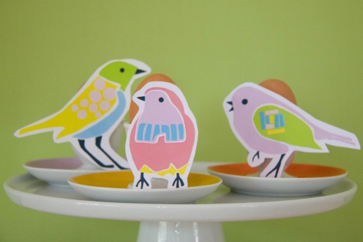 Basteln Frühling: die Vögel vom free Printable lassen sich ganz einfach mit Pritt Klebehaftis auf Eierbecher kleben - schön für den Osterbrunch. Den Bastelbogen gibt es auf https://www.meinesvenja.de/wp/2015/03/31/basteln-fruehling/