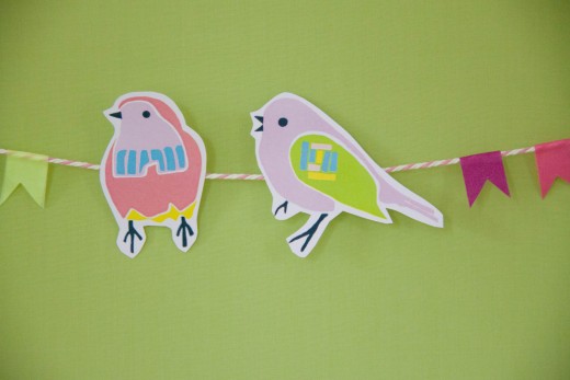 Basteln mit Papier - die kunterbunten Vögel für die Girlande gibt es als kostenlose Vorlage auf https://www.meinesvenja.de/wp/2015/03/31/basteln-fruehling/. Free bird template for bird garland.