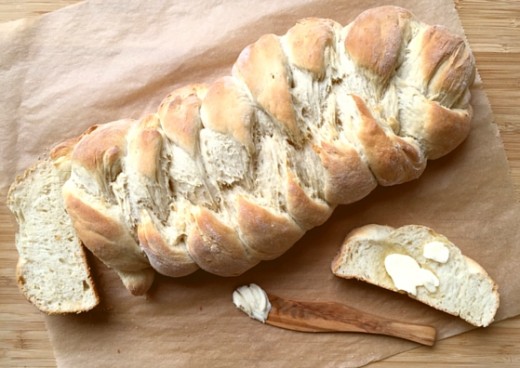 Hefezopf backen: Kaum ist er fertig, essen wir schon die erste warme Scheibe mit Butter und sind im Paradies.