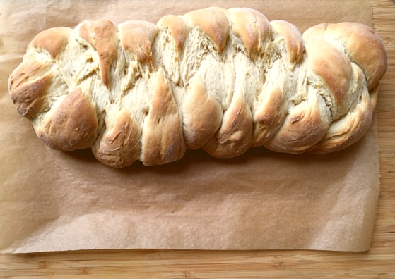 Hefezopf backen: Der duftet, wie er schmeckt. Kaum aus dem Ofen, schmilzt schon die Butter auf der ersten warmen Scheibe. Ein Familienrezept von https://www.meinesvenja.de/wp/2015/09/17/hefezopf-backen/