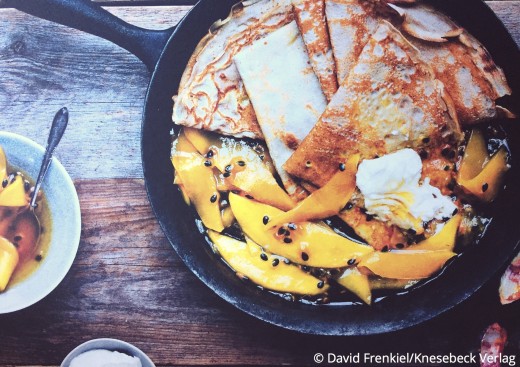 Einfache vegetarische Rezepte Buch: Die grüne Küche auf Reisen Knesebeck Verlag Buchweizen Crepes mit Passionsfrucht Mango Sirup www.meinesvenja.de