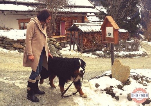 Almdorf Seinerzeit Kärnten Hoteldirektorin Christine Knapp mit Bernersennen Hund www.meinesvenja.de