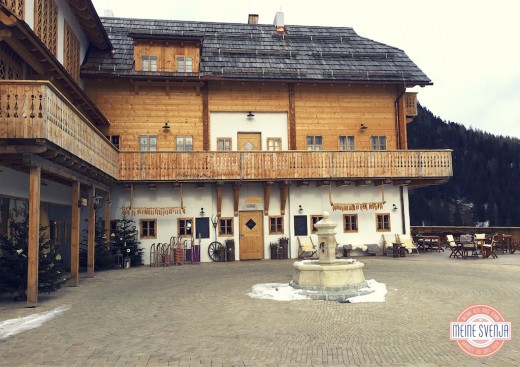 Almdorf Seinerzeit Kärnten Hauptgebäude Platz mit Brunnen www.meinesvenja.de