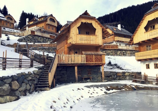 Almdorf Seinerzeit Chalet Berghütte Aussenansicht Sennhütte www.meinesvenja.de