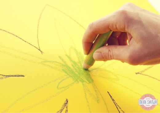 Blumen malen Basteln mit Papier Frühling Blüte innen mit grünem Stift ausfüllen www.meinesvenja.de