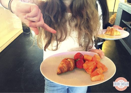 Brunchen in München bei Stromberg Obstteller mit Croissant www.meinesvenja.de