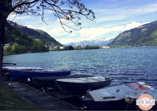 Familienurlaub Österreich Familotel Amiamo Berge Himmel Baum Zeller See Boote www.meinesvenja.de