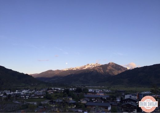 Familienurlaub Österreich Familotel Amiamo Blick aus dem Zimmer auf Berge und Mond www.meinesvenja.de