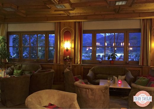 Familienurlaub Österreich Familotel Amiamo Restaurant Sessel Ausblick Berge Abendstimmung www.meinesvenja.de