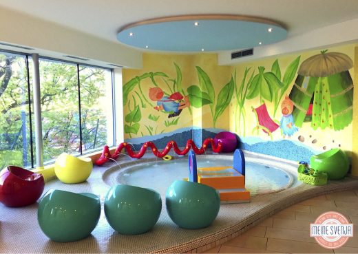 Familienurlaub Österreich Familotel Amiamo schöner bunter Kinderpool www.meinesvenja.de