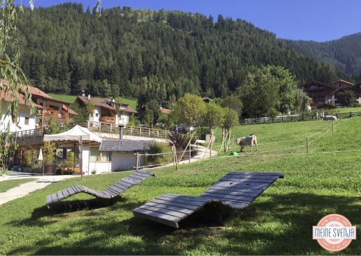 Sonnenliegen und Bergpanorama im Sonnwies Familienhotel Südtirol