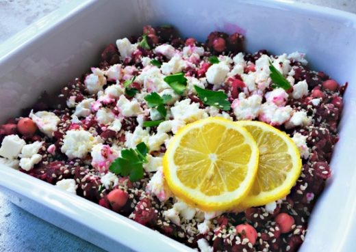 Rote Bete Salat mit Kichererbsen und Schafskäse angerichtet