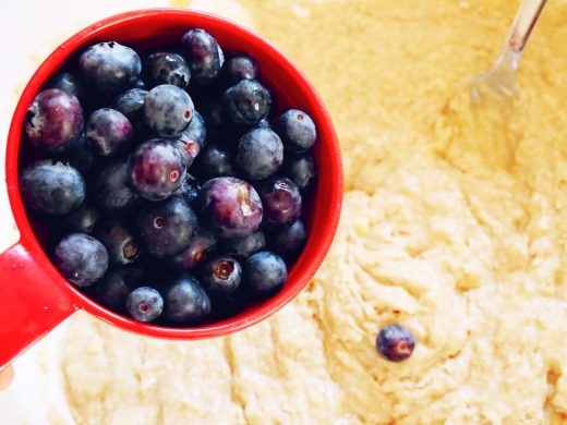 Jetzt werden die veganen Blaubeermuffins komplett - mit den Heidelbeeren.