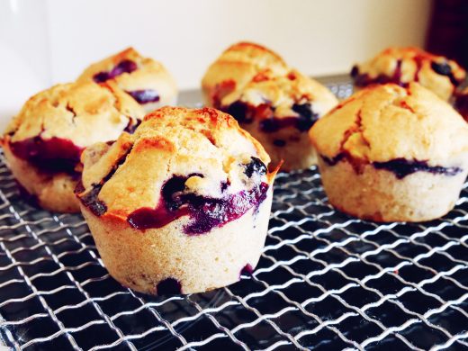 Die veganen Blaubeermuffins nach dem Backen gut auskühlen lassen.